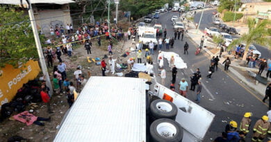 Un camión que transportaba migrantes volcó en México