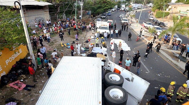 Un camión que transportaba migrantes volcó en México